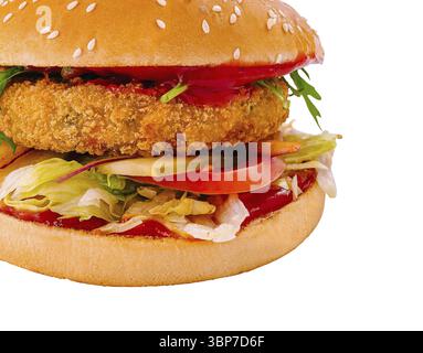Cibo, gustoso hamburger di pollo con verdure fresche e salsa su un panino di sesamo isolato su sfondo bianco Foto Stock