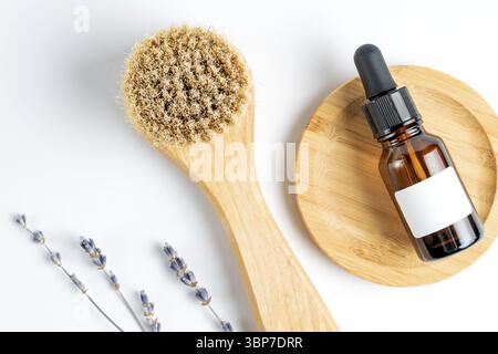 Set di cosmetici biologici naturali con olio essenziale di lavanda e accessori per il bagno su sfondo beige. Consumo sostenibile. Mockup senza marchio Foto Stock