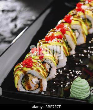 Cibo, panini di sushi Avocado con gamberi all'interno Foto Stock