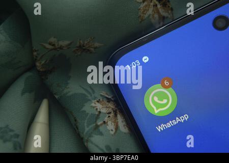 Dhaka, Bangladesh - 7 maggio 2025: L'icona dell'app WhatsApp viene visualizzata sullo smartphone Foto Stock