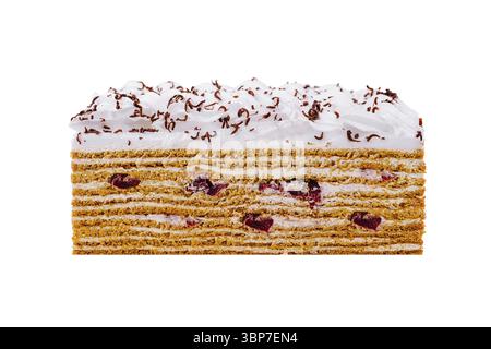 Il cibo, l'appetitosa torta al miele con strati di panna dolce e ciliegie è ricoperta da panna bianca e spolverine di cioccolato Foto Stock