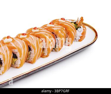 Cibo, colorati sushi roll ripieni di ingredienti freschi sono disposti ad arte su un elegante piatto bianco, che presenta una varietà di texture e sapori, p Foto Stock