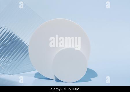 Piattaforme a podio rotonde bianche o piedistalli su sfondo blu per l'esposizione del prodotto. Vuoto indica la visualizzazione o la presentazione dei prodotti Foto Stock
