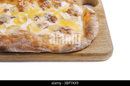 Cibo, deliziosa pizza quattro formaggi con formaggio fuso e crosta croccante stesa su tavola di legno Foto Stock