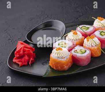 Cibo, sushi involtini avvolti con salmone e tonno Foto Stock