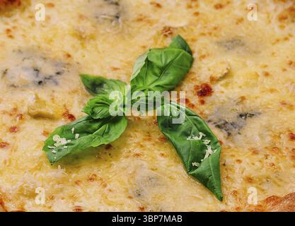 Cibo, gustosi quattro formaggi e pizza da vicino Foto Stock