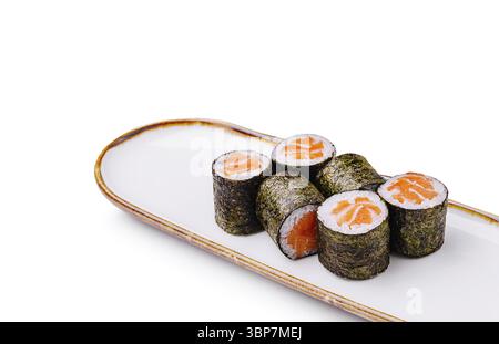 Cibo: Un piatto include sushi Rolls ripieni di salmone fresco e riso, avvolti in alghe. La presentazione pulita enfatizza i colori vivaci, inv Foto Stock