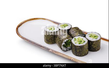 Cibo, cinque sushi preparati con cura sono disposti su un piatto bianco. I rotoli sono avvolti in nori e riempiti principalmente di cetriolo, mostrando freschezza Foto Stock