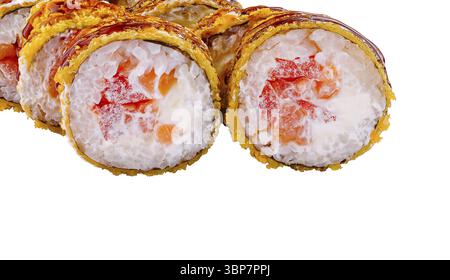 Cibo, deliziosi panini di sushi tempura maki con salmone e formaggio spalmabile sono disposti su sfondo bianco Foto Stock