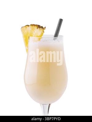 Cibo, rinfrescante pina colada cocktail è su uno sfondo bianco con una paglia nera e una fetta di ananas Foto Stock