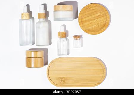 Set di bottiglie con creme cosmetici su sfondo bianco. Mockup di branding, cura della pelle personale in un pacchetto ecologico Foto Stock