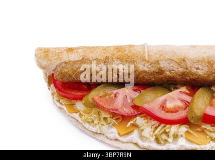 Cibo, Un abbondante panino presenta una salsiccia grigliata sopra il formaggio fuso, a strati con fette di pomodoro fresco, sottaceti croccanti e lattuga grattugiata, Foto Stock