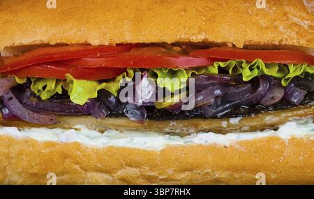 Cibo, delizioso sandwich con verdure fresche e carne su un panino macinato Foto Stock