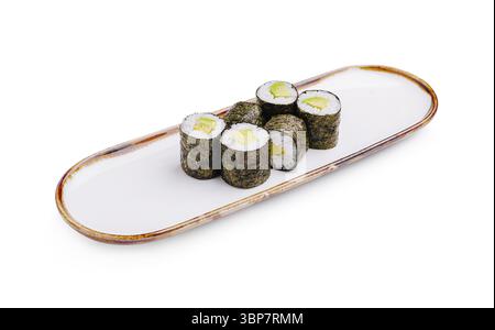 Cibo, Un piatto presenta sushi roll ordinati e ripieni di ingredienti freschi, evidenziando l'arte della cucina giapponese. I rulli sono presenti Foto Stock