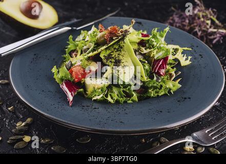 Cibo, insalata fresca con avocado, lattuga, microgreen, cavolo, cetriolo Foto Stock