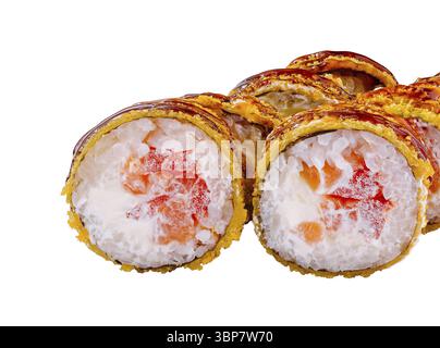 Cibo, deliziosi panini di sushi tempura maki con salmone e formaggio spalmabile sono disposti su sfondo bianco Foto Stock