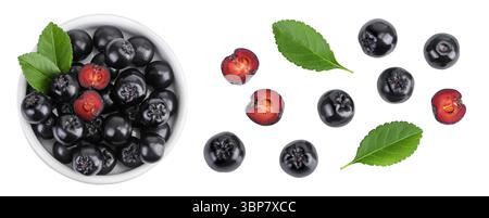 Cioccolato con foglia in un recipiente di ceramica isolato su sfondo bianco. Aronia nera. Vista dall'alto. Posizione piatta Foto Stock