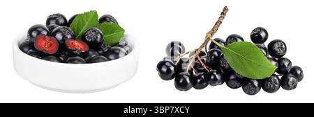 Ciotola di cioccolato in ceramica isolata su sfondo bianco. Aronia nera. Foto Stock
