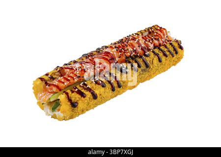 Cibo, sushi roll tempura fresco su sfondo bianco, con salmone e cetriolo, decorato con semi di sesamo e salsa Foto Stock