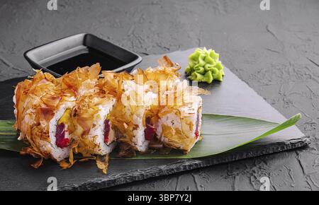 Cibo, Bonito Maki Sushi - Rolls con tonno fresco e crema di formaggio all'interno Foto Stock