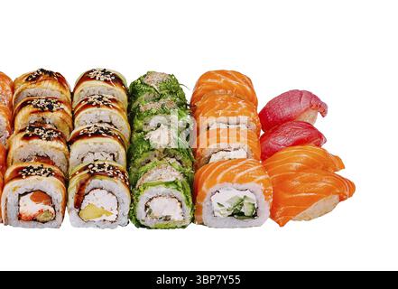 Cibo, deliziosi sashimi, maki e uramaki con salmone, avocado, cetrioli, formaggio, caviale tobiko e semi di sesamo Foto Stock