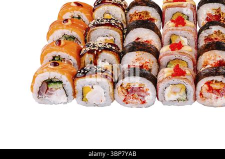 Cibo, sushi fresco con una varietà di ingredienti su sfondo bianco Foto Stock