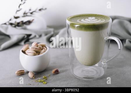 Cibo, latte verde matcha con pistacchi Foto Stock