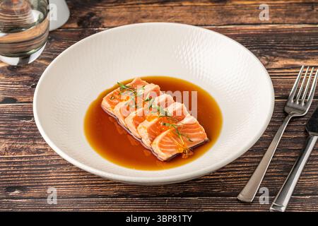 Tataki di salmone a fette con salsa di soia e guarnigione di uova di pesce Foto Stock