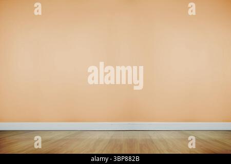 Le camere vuote presentano un design piatto, pareti beige sopra la base bianca e pavimento in legno Foto Stock