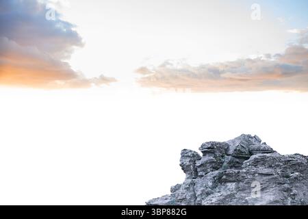 L'illustrazione con design piatto mostra la formazione di rocce grigie in contrasto con il cielo nuvoloso Foto Stock