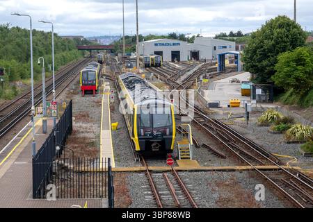 Treno Merseyrail classe 777 alla stazione di Kirkdale a Liverpool luglio 2025 Foto Stock