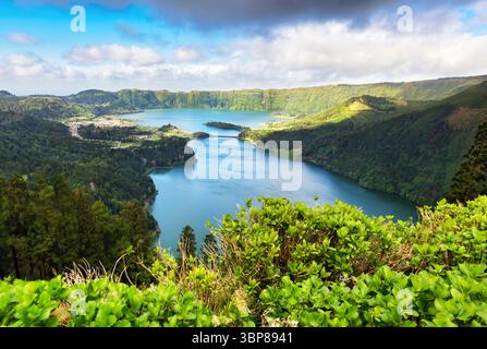 Veduta aerea della splendida laguna nelle isole Azzorre. Drone vista orizzontale con le linee e le texture in background. Vista superiore del cratere vulcanico, Foto Stock