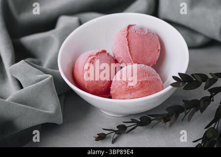 Cibo, gustose palline di gelato alla fragola nel recipiente Foto Stock