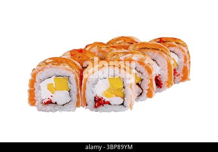 Cibo, deliziosi sushi roll con salmone, mango e formaggio si trovano su una superficie bianca Foto Stock