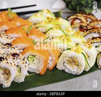 Cibo, diversi tipi di sushi giapponese su piatto Foto Stock