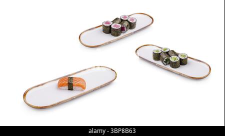 Cibo, tre eleganti vassoi mostrano una varietà di tipi di sushi, con nigiri di salmone, rotoli colorati e maki di cetrioli. Questa presentazione culinaria ha Foto Stock