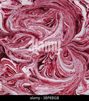 Cibo, vista dall'alto di un piatto con un turbinio di torta mista di bacche nello yogurt Foto Stock