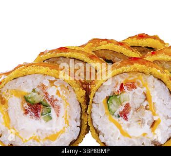 Cibo, deliziosi panini di sushi tempura maki ripieni di salmone, cetrioli e formaggio spalmabile, ricoperti di noci e salsa Foto Stock