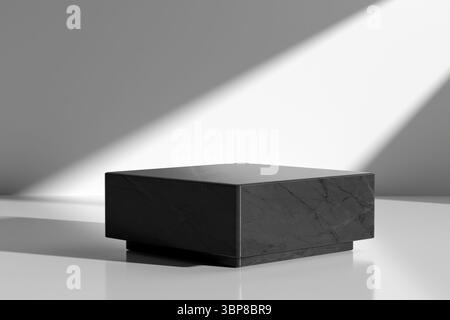 Piedistallo vuoto in marmo nero in camera bianca minimalista illuminata da raggi di luce del sole, creando una vetrina moderna ed elegante per il posizionamento dei prodotti Foto Stock