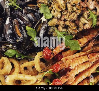 Cibo, delizioso piatto di pesce gourmet con gamberetti. Cozze. E calamari. Una varietà di crostacei. E gamberi freschi e calamari Foto Stock