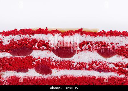 Cibo, torta morbida di velluto rosso con ripieno cremoso e ciliegie, che presenta un delizioso dessert perfetto per le celebrazioni. I colori vivaci lo rendono Foto Stock