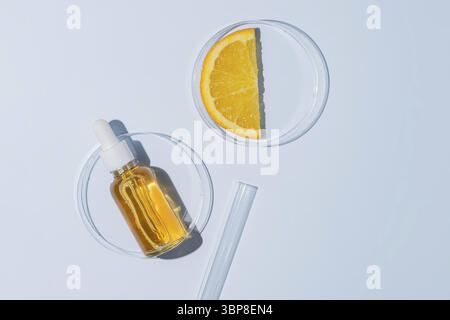 Vista dall'alto dei piatti Petri con cosmetici e ingredienti su sfondo blu. medicina alternativa alle erbe in laboratorio. capsula di olio, zinco organico naturale Foto Stock