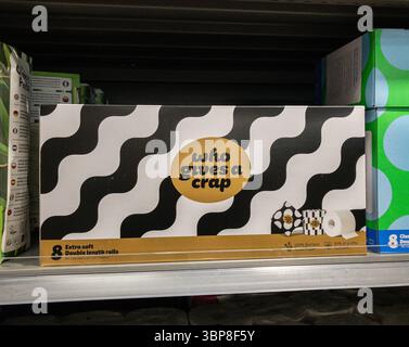 Che dà Una carta igienica di bambù in vendita in un supermercato Waitrose, nel Regno Unito Foto Stock