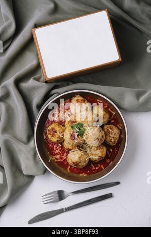 Cibo, immagine dall'alto di deliziose polpette sulla pasta in salsa di pomodoro, servite su un piatto elegante Foto Stock