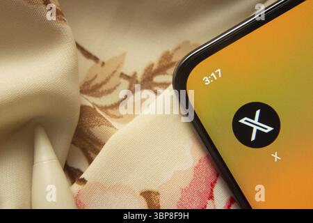 Dhaka, Bangladesh - 7 maggio 2025: L'icona dell'app Twitter (X) viene visualizzata sullo smartphone Foto Stock