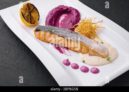 Cibo, salmone con purea di barbabietole e salsa di panna Foto Stock
