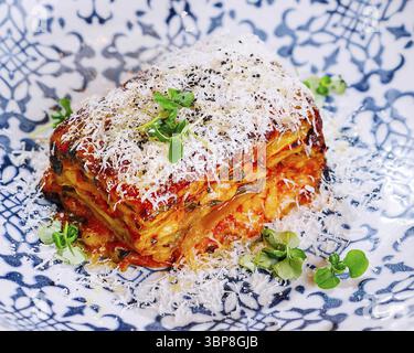 Cibo, Lasagna su piatto vintage da vicino Foto Stock