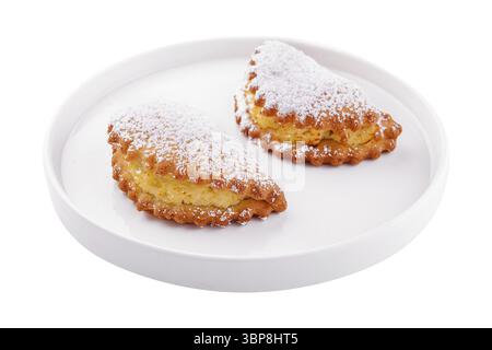 Cibo, pasta sfoglia con ricotta sul piatto Foto Stock