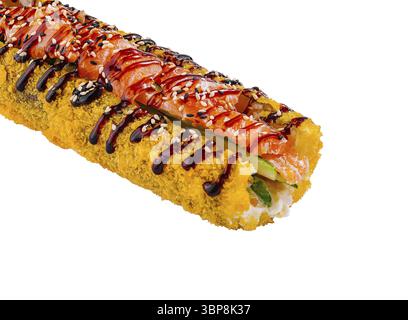 Cibo, sushi roll tempura fresco su sfondo bianco, con salmone e cetriolo, decorato con semi di sesamo e salsa Foto Stock