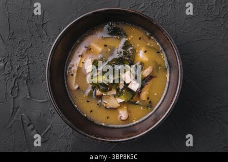 Vista dall'alto su cibo, zuppa con alghe e funghi Foto Stock